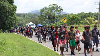INM entrega documentos migratorios a caravana en Chiapas