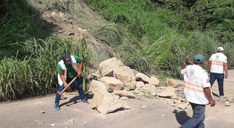 Caída de rocas en carreteras de en El Parral pone en peligro a automovilistas