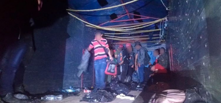 Rescatan 153 migrantes desde un camión de carga en Chiapas
