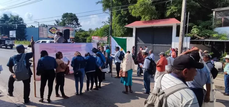Protestan en Rancho de AMLO por masacre del 2006 en Chiapas
