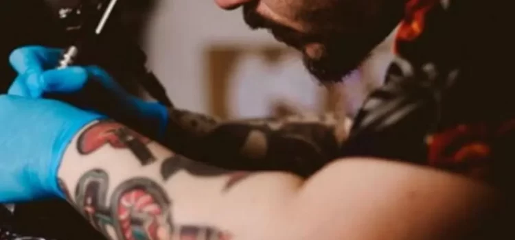 Se tatuó el nombre de su novia… en el pene