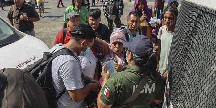 Migrantes se entregan en Tapachula en operativo del INM y GN