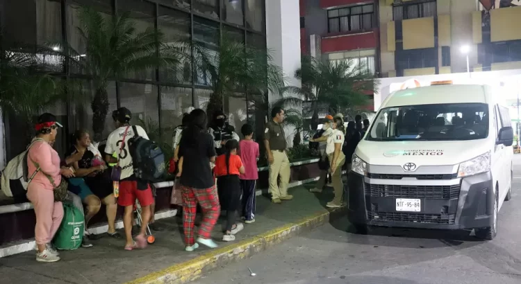 Migrantes se entregan a la autoridad migratoria en Tapachula, Chiapas