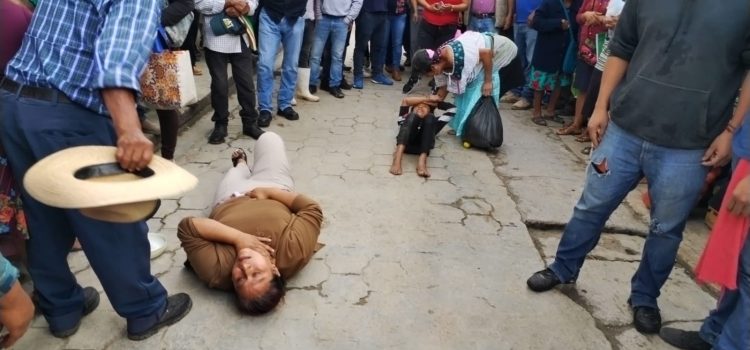 Auto sin frenos atropella a seis personas en Yajalón, Chiapas