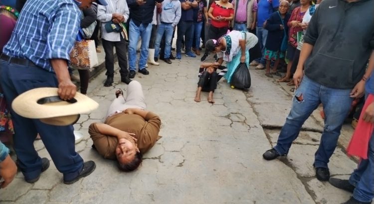 Auto sin frenos atropella a seis personas en Yajalón, Chiapas