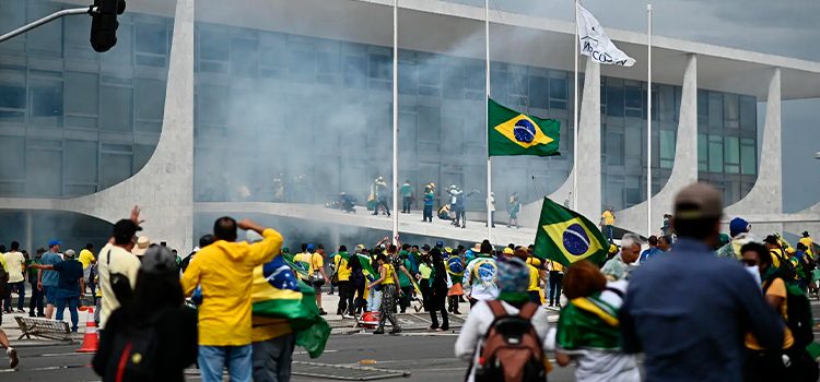 Toman simpatizantes de Bolsonaro las sedes del gobierno de Brasil