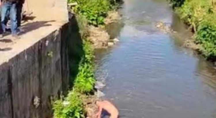 Indígenas de Chiapas golpean, desnudan y avientan a río de aguas negras a policía
