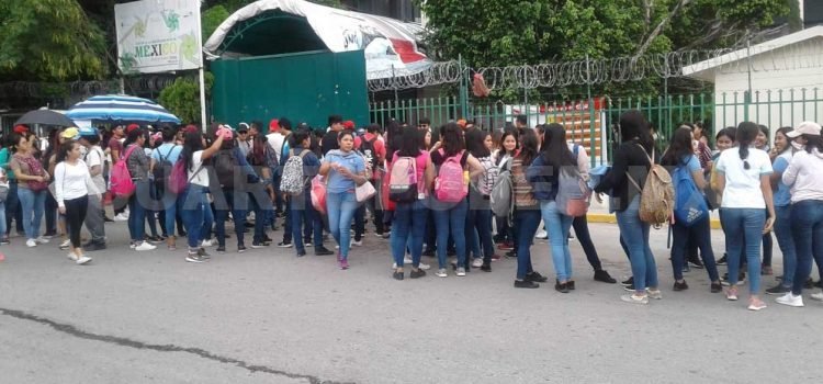 Normalistas de Chiapas toman las instalaciones de la Secretaría de Educación