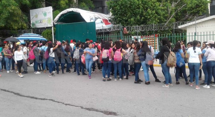 Normalistas de Chiapas toman las instalaciones de la Secretaría de Educación