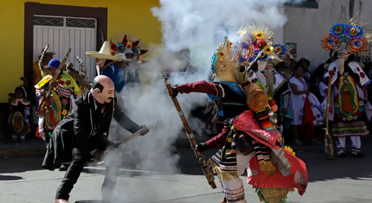 Descendientes mayas tzeltales bailan en Chiapas para atraer lluvias