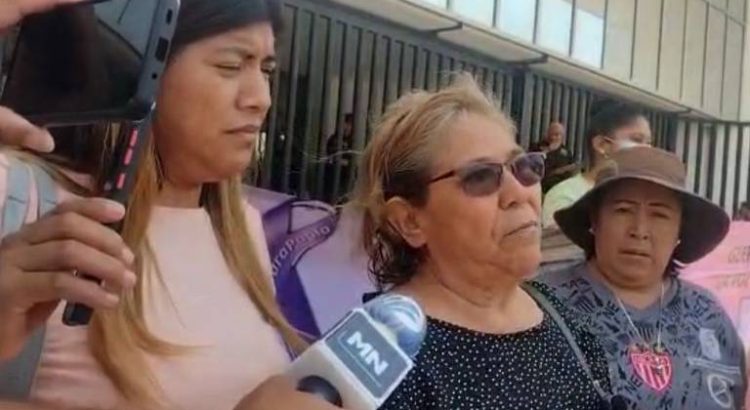 Madres de víctimas de feminicidios se manifiestan frente a la Fiscalía de Tuxtla