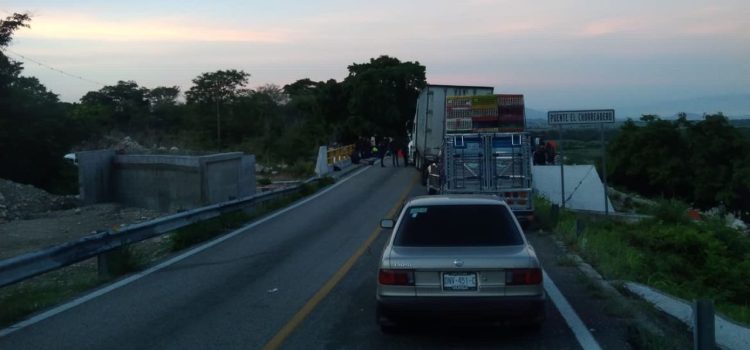Bloquean por segundo día carretera San Cristóbal-Comitán