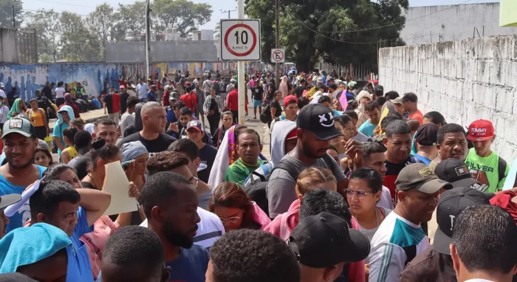 Miles de migrantes buscan salir en avión de frontera sur de México