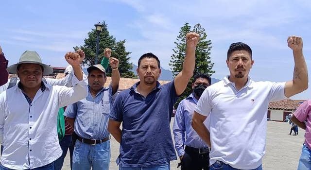 Maestros de Nivel de Educación Indígena crean manifestación, van contra AMLO Maestros de Nivel de Educación Indígena crean manifestación, van contra AMLO