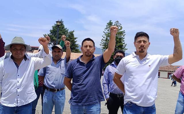 Maestros de Nivel de Educación Indígena crean manifestación, van contra AMLO