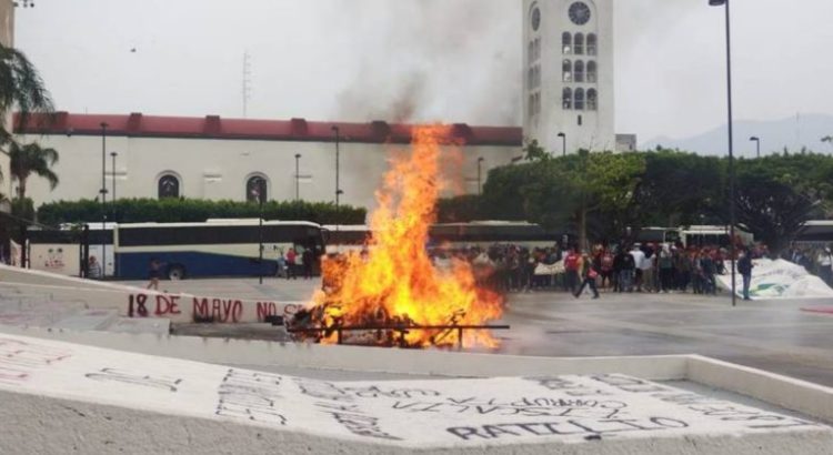 Se manifiestan normalistas en Tuxtla Gutiérrez, reclaman al gobierno estatal