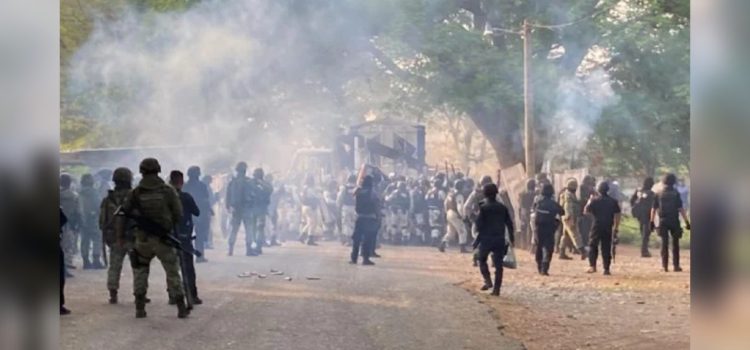 GN y Ejército se enfrentan con gases lacrimógenosy piedras contra pobladores de Chiapas