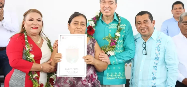Familias chiapanecas damnificadas por el huracán ‘Stan’ recibieron sus escrituras públicas tras 18 años Familias chiapanecas damnificadas por el huracán ‘Stan’ recibieron sus escrituras públicas tras 18 años