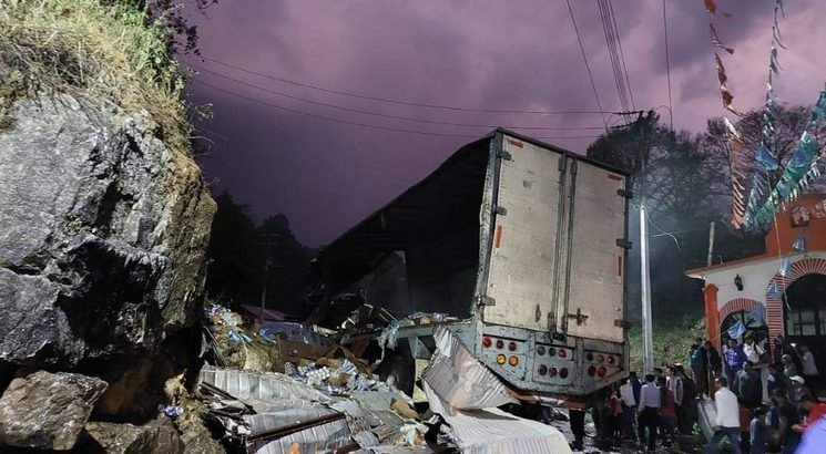 Mueren 4 y 20 resultan heridos en accidente carretero en Chiapas
