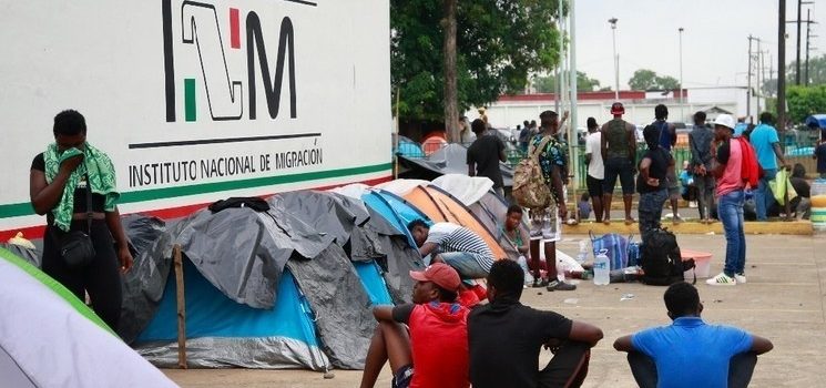 Entregan visas humanitarias a migrantes haitianos en Chiapas