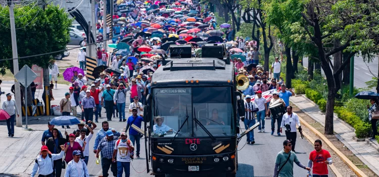 Maestros marchan en Chiapas para exigir sus derechos