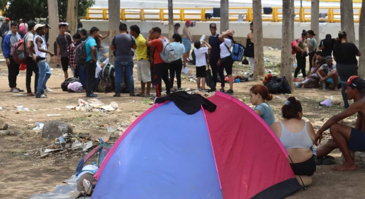 Migrantes instalan campamento temporal para entregarse a las autoridades en Tapachula