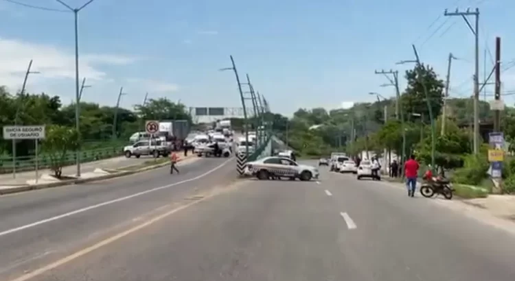 Familiares de trabajadores secuestrados bloqueron carretera Chiapa de Corzo-Tuxtla, Chiapas