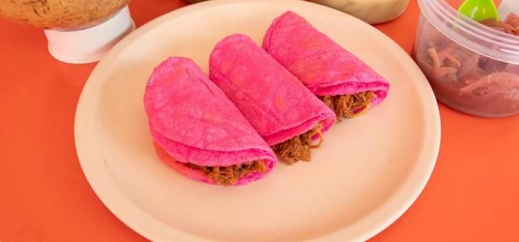 Taquería en Chiapas causa sensación con “Tacos Barbie”