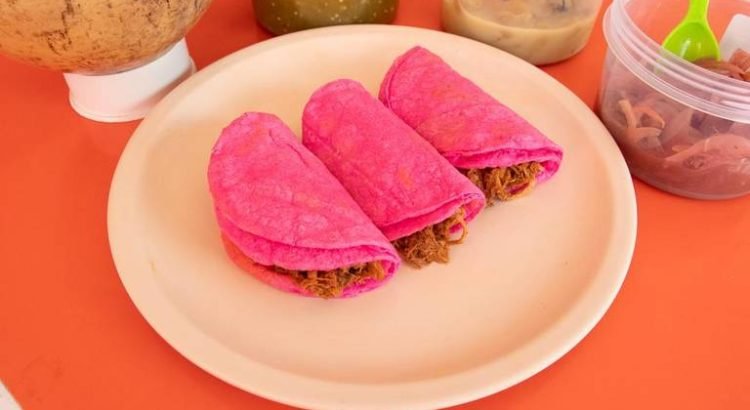 Taquería en Chiapas causa sensación con “Tacos Barbie”