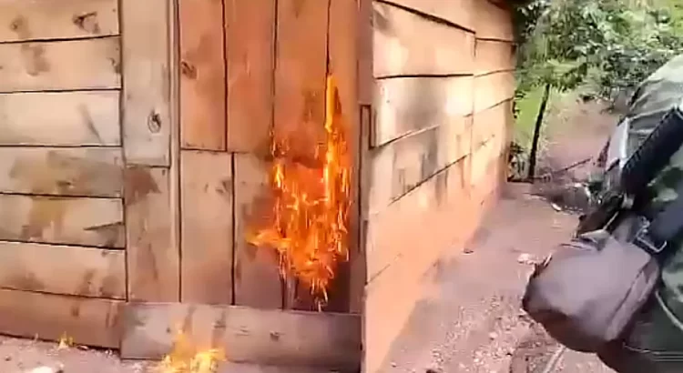Sujetos armados queman casas en Pantelhó, Chiapas