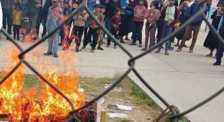 Habitantes queman nuevos libros de texto en comunidad de San Cristóbal