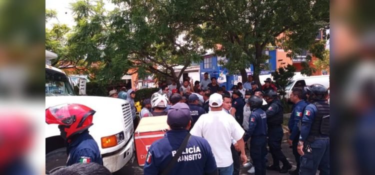 Choque desata riña entre policías y transportistas en San Cristóbal