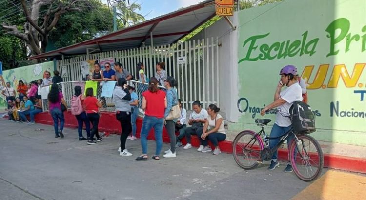 Padres de familia protestan por falta de maestros en escuela primaria de Tuxtla Gutiérrez