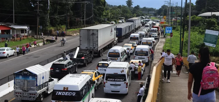 Transportistas de Chiapas bloquean frontera con Guatemala en protesta contra inseguridad