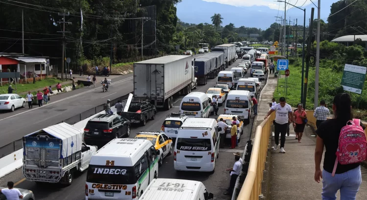 Transportistas de Chiapas bloquean frontera con Guatemala en protesta contra inseguridad