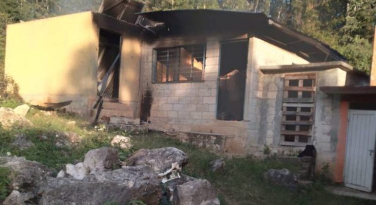 Sujetos armados y encapuchados incendian Escuela Primaria en Oxchuc, Chiapas