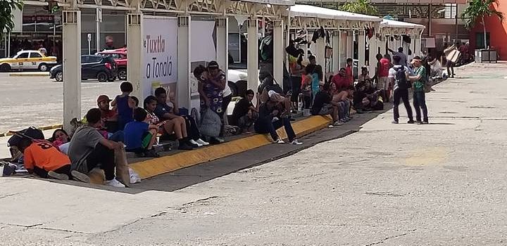 Más de 300 migrantes abarrotan la terminal de la OCC en Plaza del Sol, Tuxtla