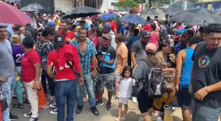 Ante la nula atención de autoridades migratorias, caravana de migrantes se va de Tapachula