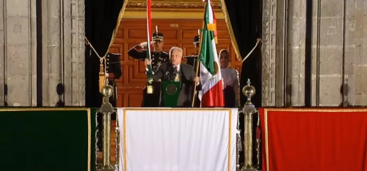 AMLO da el Grito de Independencia; ‘muera la corrupción, la avaricia y el racismo’