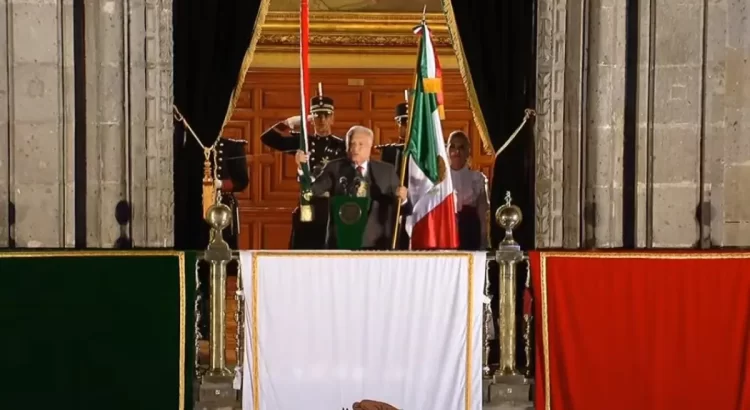 AMLO da el Grito de Independencia; ‘muera la corrupción, la avaricia y el racismo’