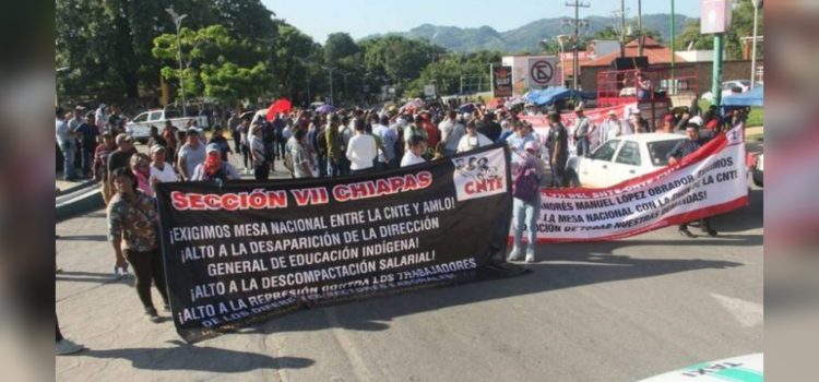 Marchan maestros del SNTE-CNTE en Palenque