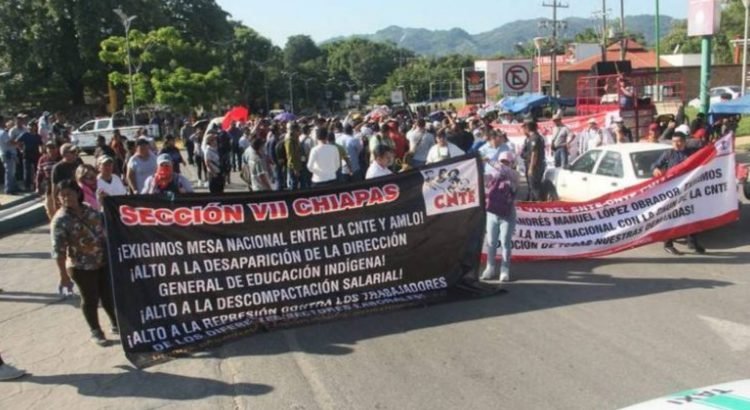 Marchan maestros del SNTE-CNTE en Palenque