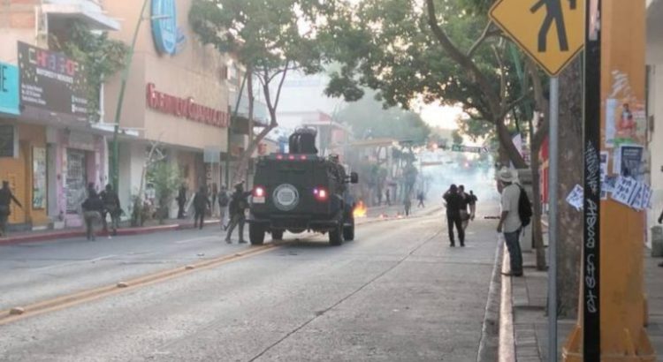 Normalistas vandalizan Palacio de Gobierno en Tuxtla Gutiérrez