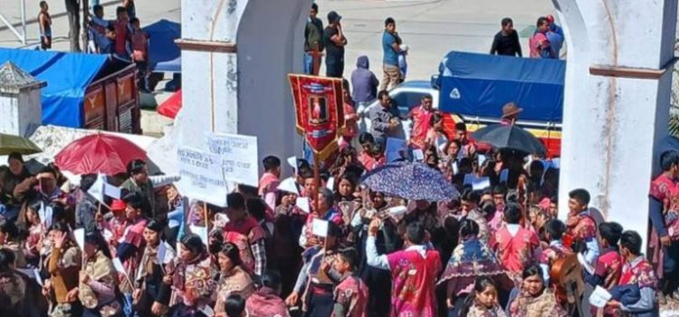 Indígenas Tzotziles de Zinacantán marchan y peregrinan por la Paz en Chiapas