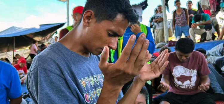 Caravana migrante realiza una vigilia en Chiapas para pedir por su avance