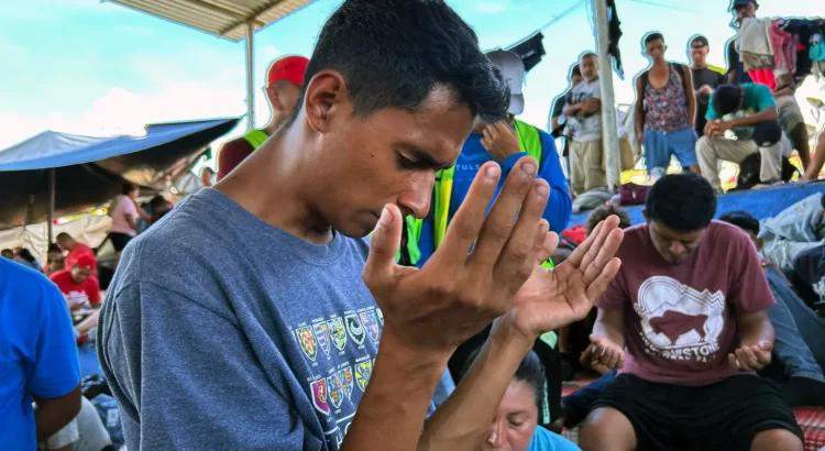 Caravana migrante realiza una vigilia en Chiapas para pedir por su avance