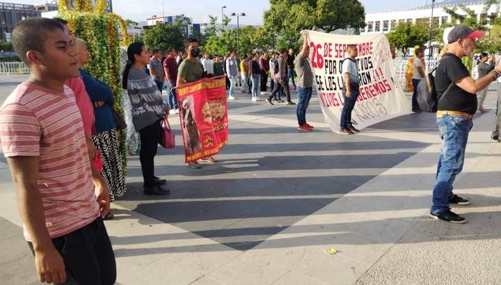 Estudiantes protestan en Chiapas, exigen resultados en caso Ayotzinapa