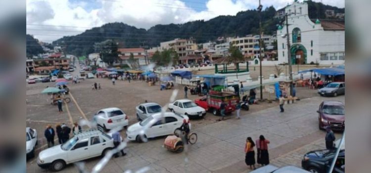 Tensión en San Juan Chamula: Retienen a funcionario municipal tras bloqueo carretero