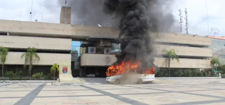 Normalistas queman llantas y retienen vehículos, crean caos en Tuxtla