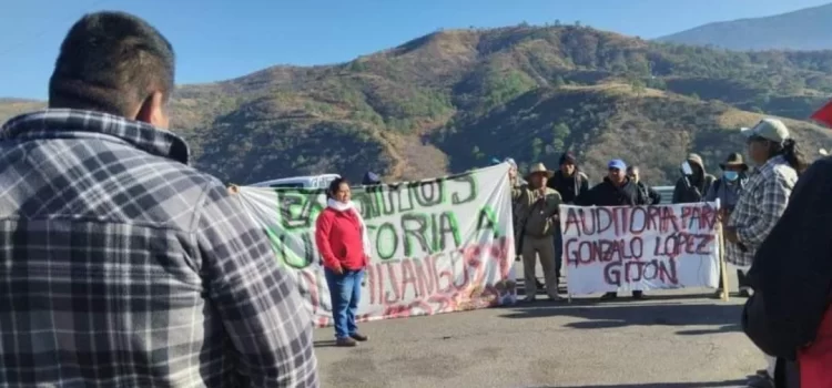 Bloquean carretera Oaxaca-Puerto Escondido, recién inaugurada por AMLO